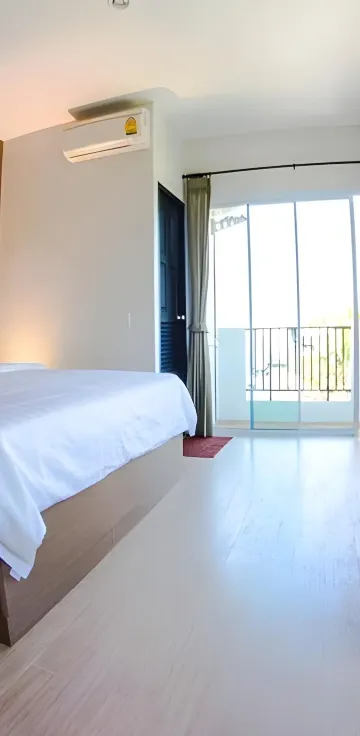 ห้องดีลักซ์ เตียงคิงไซส์ พร้อมระเบียง