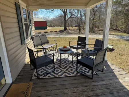 Relax & soak up the lake life!