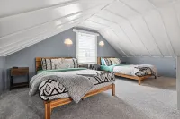 Hot Tub! Pets! Green  Clean-Walking Distance to Proctor District - 4-Star