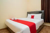 RedDoorz Syariah Near Jembatan Merah Plaza Hotels in Krembangan