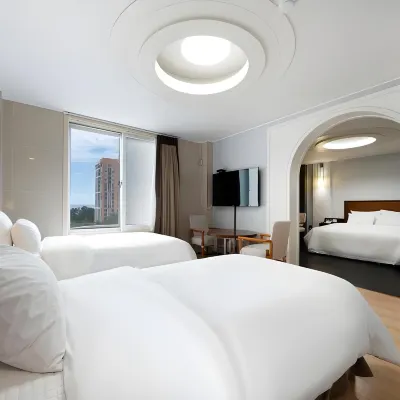 Donghae Hotel Me Отели рядом с достопримечательностью «Павильон Чуксору»