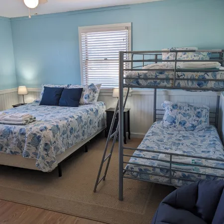 1 min walk to the Beach! In heart of Buxton- sleeps 6, pets welcome, W/D