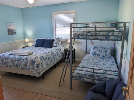 1 min walk to the Beach! In heart of Buxton- sleeps 6, pets welcome, W/D