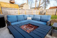 Walk to the Beach from Beachy Farmhouse - Lake Michigan & Hot Tub. Pet-Friendly! - con encanto