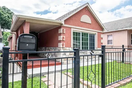 KC Fun House with Pool Table & Arcade Games - 7 min to PNL!