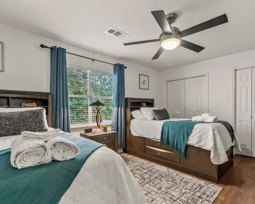 Day Dreamer minutes to Stadium with Fire pit and  Parking Hotels in Northport