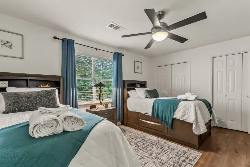 Day Dreamer minutes to Stadium with Fire pit and  Parking