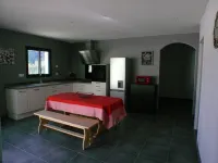 At the foot of Ventoux, new air-conditioned gîte with private pool