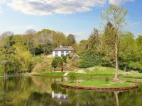 5 Bed Lake House - Sleeps 10 - Nature Reserve Hotels in Devizes