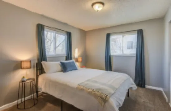 2Br Aptmt Parks Private Deck, Mountain Views!