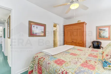 Vintage Home with Fire Pit in Backyard Street Away from Beach by RedAwning Отели рядом с достопримечательностью «Amelia Island Lighthouse»