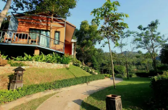 บ้านภูเฉลียงลม โรงแรมใกล้เขากระโจม