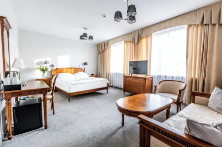 Hotel Pod Złotą Różą Отели в г. Кельце