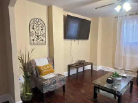 Charming and Cozy 3-bedroom Row Home - Ideal for Students, Travelers & Families! Hotel a 