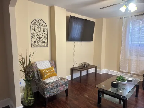 Charming and Cozy 3-bedroom Row Home - Ideal for Students, Travelers & Families!