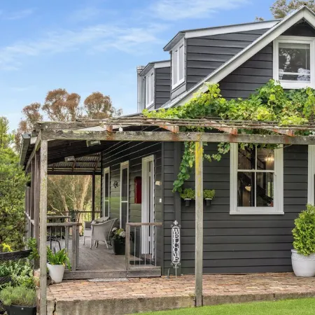 Historic country cottage on beautiful estate minutes from Bowral and Mittagong