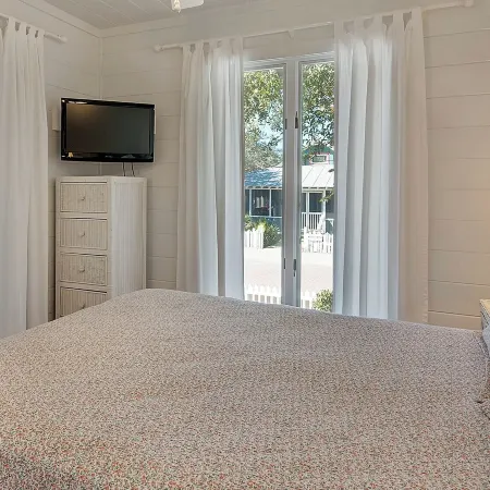 Beautiful Original Seaside Cottage + Swim & Tennis Club: Sleeps 6