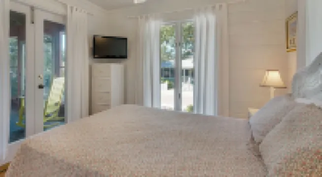 Beautiful Original Seaside Cottage + Swim & Tennis Club: Sleeps 6