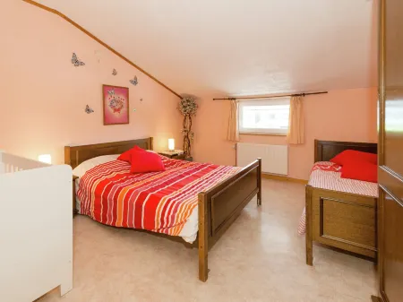 Group Cottage in Lierneux Отели в г. Льернё