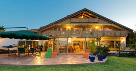 Chalet Romantica Отели рядом с достопримечательностью «Hole In The Rock Dolphin Cruise»