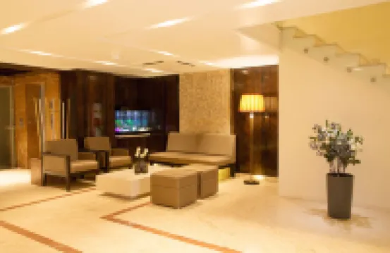 Sri Aadhish Grand Hotel - Parkplatz