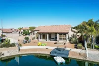 Lakefront Oasis Hotels in Glendale