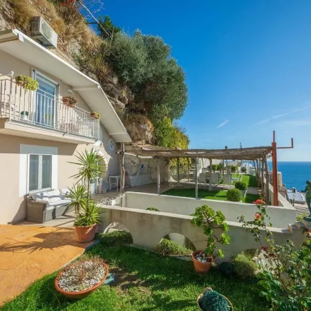 Luxury Villa Vittoria- Villa with Garden Swimming Pool and Jacuzzi Overlooking the Sea
