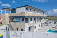 Gray Door Apartments - Adults Only