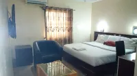 D'Czars Hotel & Suites - parking