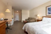 GetAways at Haliburton Heights Hotel a Dysart and Others