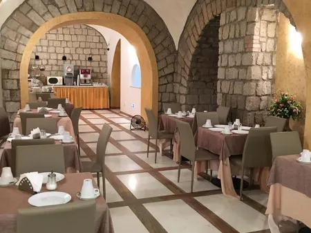 Hotel la Pace Отели рядом с достопримечательностью «Chiesa e Chiostro di San Gregorio Armeno Napoli»