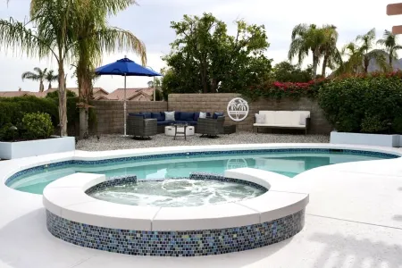 Coastal Chic 3 Bdrm House w/ Brand New SALTWATER Pool - Walk to Tennis Garden Отели рядом с достопримечательностью «Индиан-Уэллс Теннис Гарден»