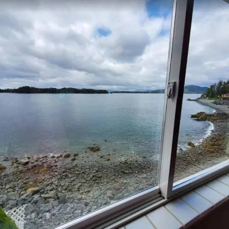 {Forget-Me-Not Inn} Alaskan Waterfront Vacation Rental (Deer Suite)
