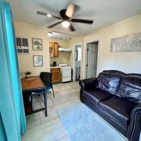 Cozy cottage in Hattiesburg with AC, WiFi