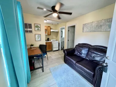 Cozy cottage in Hattiesburg with AC, WiFi