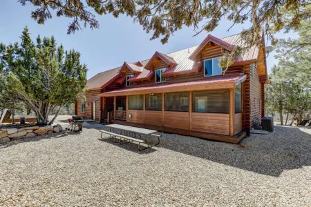 Cozy authentic 5 bedroom cabin minutes from Zion Отели рядом с достопримечательностью «Checkerboard Mesa»