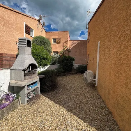 Comfortable villa, garden, parking in quiet residence 800m from the beach