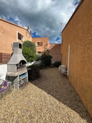 Comfortable villa, garden, parking in quiet residence 800m from the beach