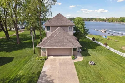 Beautiful Lake Front House on Clark Lake with a Large Yard!  Sleeps 20+