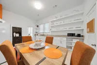 The Clementine - Walk to Restaurants, Shops, Bars in Historic Downtown!