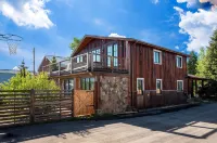 Charming Cabin with Private Hot Tub and Scenic Mountain Views - Cozy Retreat فنادق في Fraser