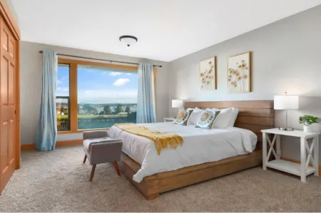 Stunning Views and Spacious Backyard - Charming Family Haven Отели рядом с достопримечательностью «Lavender Wind Farm»