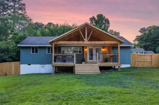 Lakeside Retreat with Fire Pit and Spacious Deck - Beautifully Inviting Home
