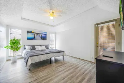 Cozy Retreat - Central, Minutes from Downtown Dallas Hotels near Walmart Supercenter