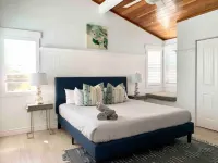 Panoramic Lake Views and Hot Tub Retreat - Majestic Tranquil Cabin Hotel a Garden