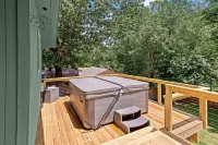 Private Hot Tub and Spacious Yard Near Scenic Trails - Cozy Retreat Hotels in Bella Vista
