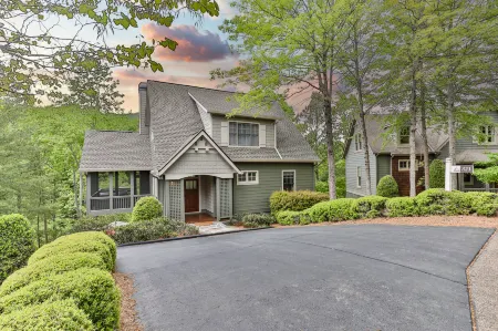 Water and Mountain Views with Open-Plan Living - Inviting Lodge Retreat