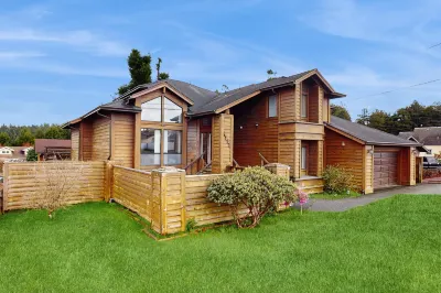 Upscale home near the ocean w/ jetted tub, game room, and gas grill Hotel dekat Sequoia Park