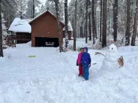 Custombuilt, Stylish Hillside 2-Bdrm Home.Views,Pines, Privacy, 3 Miles to Town.