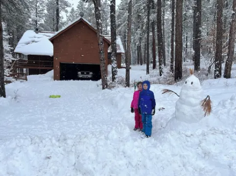 Custombuilt, Stylish Hillside 2-Bdrm Home.Views,Pines, Privacy, 3 Miles to Town.